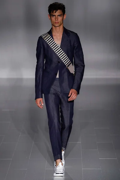 Look 14